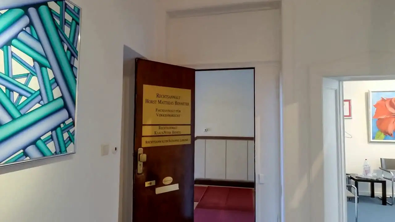 Flur vor der Kanzleitür mit dem Namensschild von Rechtsanwalt Benneter