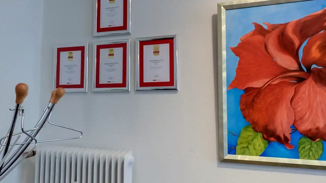Wartezimmer der Kanzlei mit großem Blumengemälde