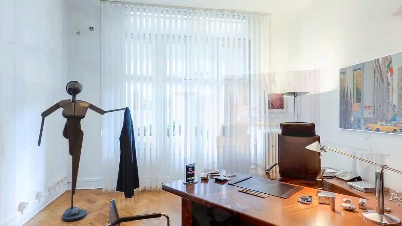 Büro von Rechtsanwalt Benneter mit Schreibtisch und Bücherwand